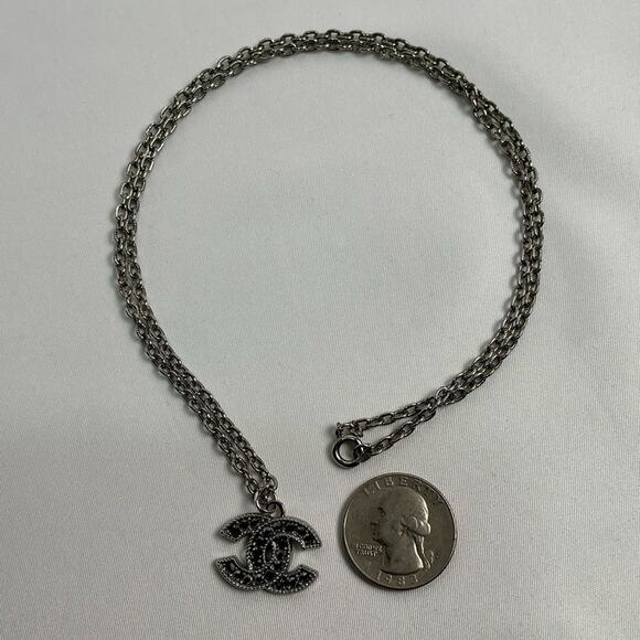 CHANEL Metallic textured Chain Necklace with Pendant - Picture 3 of 5